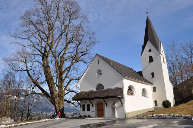 Datei:Maria Gruen Kirche und Sommerlinde.jpg